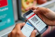 Seseorang sedang memverifikasi kode QRIS di smartphone sebelum melakukan pembayaran